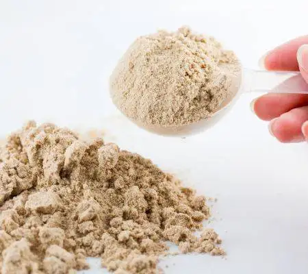 Will protein powder cause constipation? 2 A scoop of protein powder.