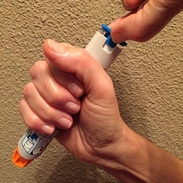 Setting up an adrenalin autoinjector.